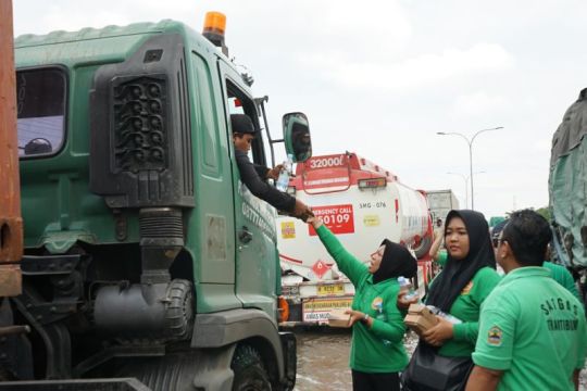 Pemprov Jateng bantu konsumsi untuk pengemudi truk terjebak banjir