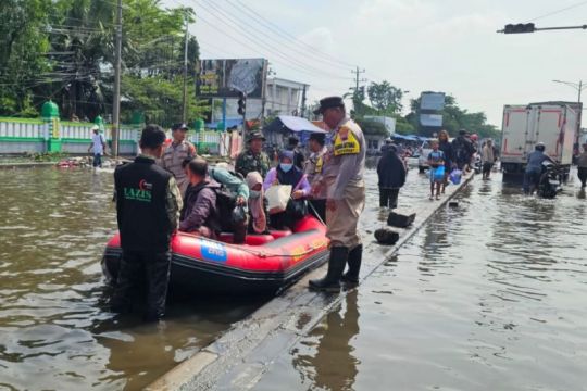 Jalur Pantura Kaligawe di Semarang hingga kini masih tergenang banjir