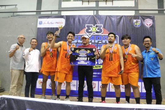 Wali Kota Tegal serahkan hadiah kepada pemenang basketball