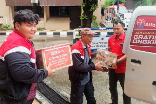 Alfamart salurkan bantuan warga terdampak banjir di Kota Semarang