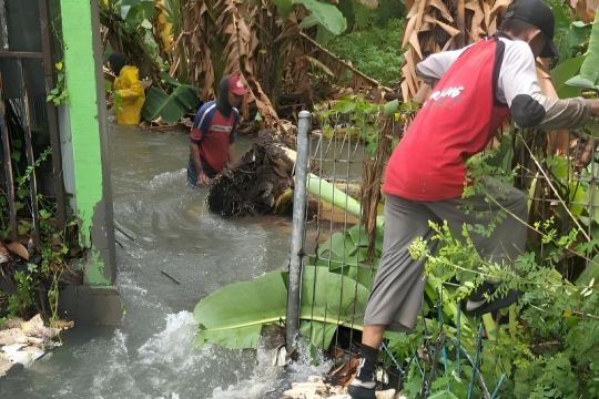 Pemkot Semarang kerahkan pekerja untuk bersihkan saluran air