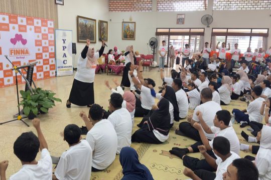 178 siswa YPAC Semarang terima bantuan kursi khusus dan perlengkapan sekolah