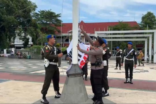 Aparat gabungan TNI dan Polri turunkan bendera AMPB gantikan merah putih di Alun-alun Pati