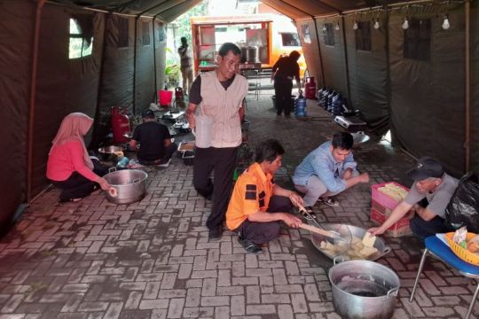 Pemkot Semarang dirikan dapur umum untuk warga korban banjir
