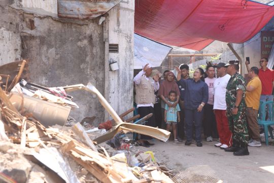 Pemkot Semarang tanggung pendidikan anak korban rumah roboh
