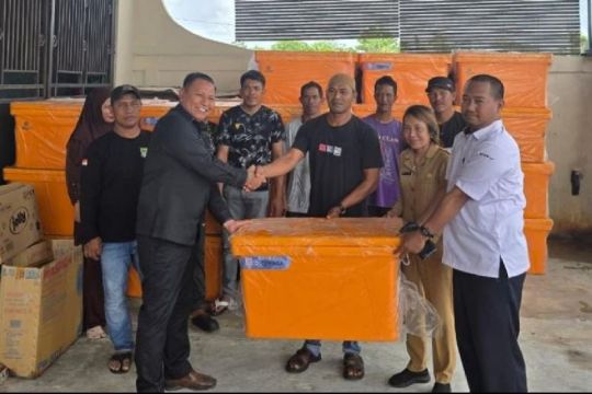 Waket DPRD Kotim salurkan bantuan kotak pendingin ikan untuk nelayan