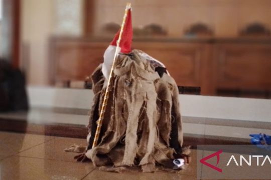 Seorang aktivis gelar aksi jalan kaki "miring" kritisi DPRD Blora