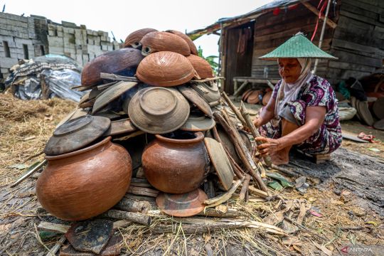 Produksi gerabah terkendala cuaca
