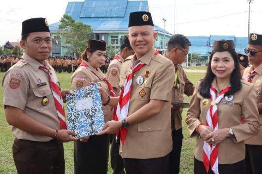Belasan anggota Kwarcab Pramuka Gumas terima Lencana Pancawarsa