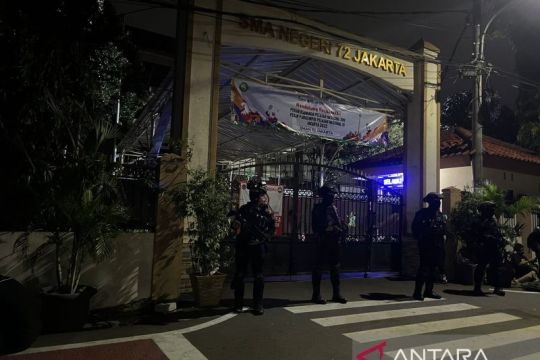 Petugas gabungan masih berjaga di SMAN 72 pada Jumat malam