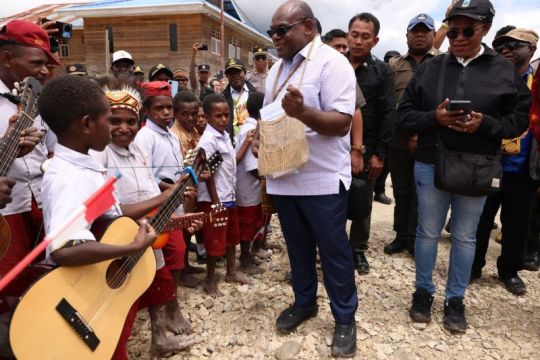 Gubernur Nawipa tinjau pembangunan infrastruktur di Deiyai