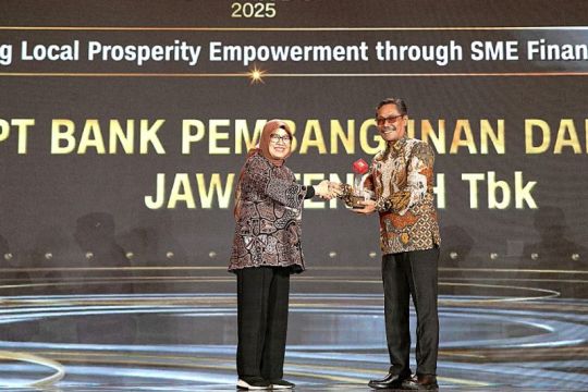 Bank Jateng raih penghargaan Pionir Pembiayaan di CNN Indonesia Awards 2025