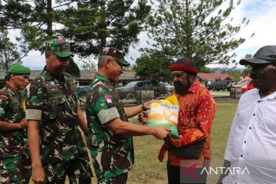 Kodam XVII/Cenderawasih salurkan 1.000 karung beras ke masyarakat Jayawijaya