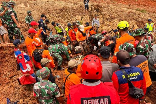 Tim SAR gabungan temukan satu korban bencana longsor di Desa Cibeunying Cilacap
