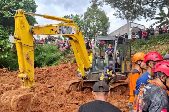 Pemprov Jateng tambah alat berat percepat penanganan longsor di Desa Cibeunying Cilacap