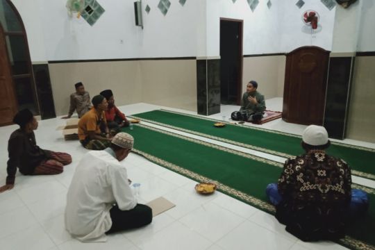Mahasantri Pondok Shabran UMS dampingi warga Turan Amis Kalimantan Tengah dalam pengajian rutin