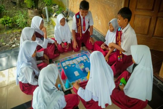 Memantik Antusias Belajar melalui "Monopoli Kebiasaan Anak Hebat"