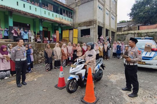 Polres Purbalingga gelar program  edukasi santri tentang tertib berlalu lintas