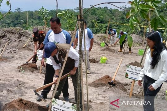 Menhut - Titiek Soeharto pimpin penanaman serentak di 32 provinsi