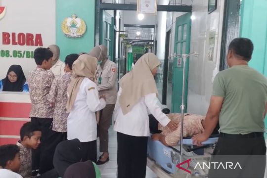 198 siswa SMPN 1 Blora diduga mengalami keracunan makanan