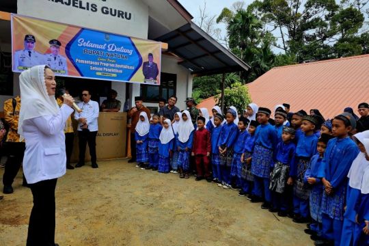 Pemkab Natuna salurkan TV pintar ke sekolah di perbatasan