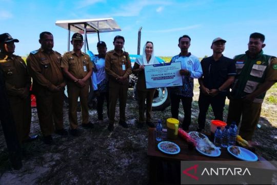 BI  beri bantuan traktor untuk petani di Natuna