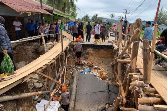 Polda Sumut bangun jembatan darurat pulihkan akses di Tapanuli Tengah