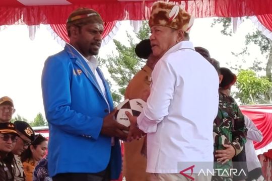 Menko Polkam serahkan sarana olahraga kepada DPD KNPI Papua Pegunungan
