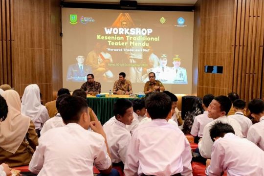Pemkab Natuna ajarkan siswa main teater mendu