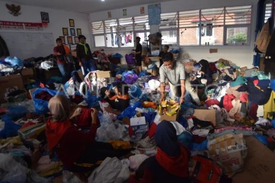 Bantuan pakaian bekas bagi korban banjir bandang di Padang