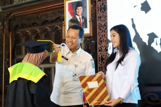 Kudus wisuda sekolah lansia komitmen bangun masyarakat berdaya