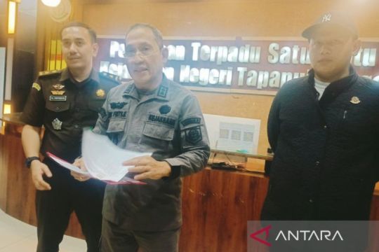 Kejari Taput tahan tersangka korupsi dana desa