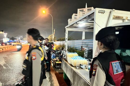 Polda Kepri tindak penjual miras dan tuak langgar Perda