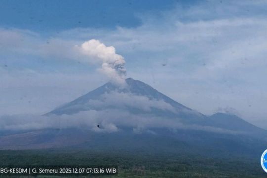 Gunung Semeru empat kali erupsi dengan tinggi letusan 1 km