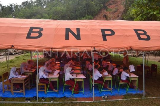 Sekolah darurat di Padang Pariaman