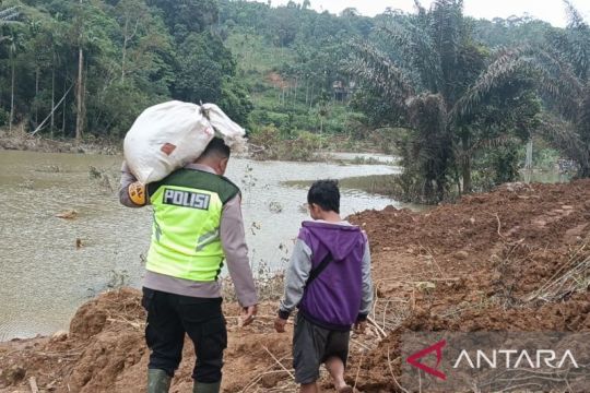Merawat solidaritas dari seorang polisi di tengah bencana