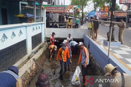 Pemkab Batang giatkan normalisasi saluran sekunder cegah banjir