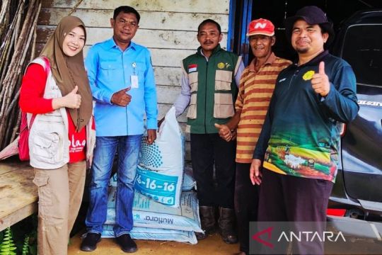 Pemkab Natuna salurkan bantuan pupuk ke 17 kelompok tani di Batubi