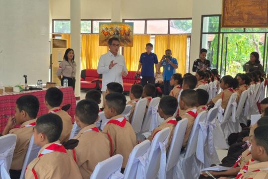 TVRI membina siswa Sekolah Rakyat Kupang tingkatkan cinta tanah air lewat fotografi