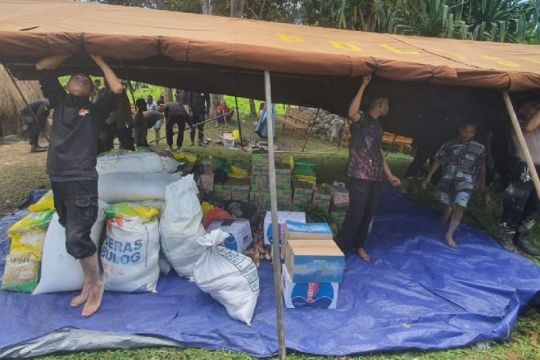 Brimob Polda Papua membangun tenda di Asotipo bantu warga terkena bencana