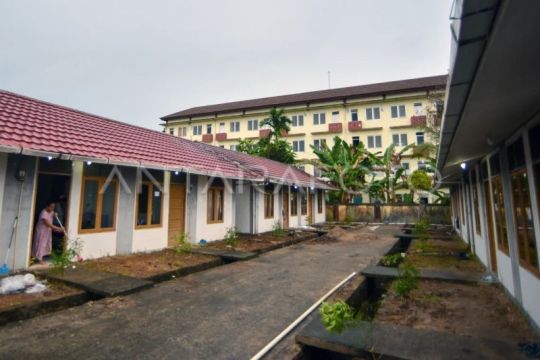 Korban banjir bandang mulai tempati rusus di Padang