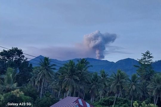 Gunung Dukono semburkan asap hingga 900 meter
