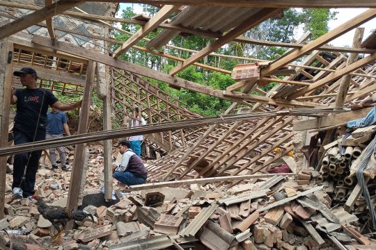 Ledakan keras hancurkan tiga rumah di Pacitan hancur