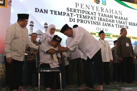 Menteri ATR/BPN serahkan sertipikat tanah wakaf dan tempat ibadah