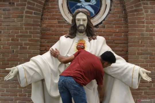Bersih-bersih gereja jelang Natal