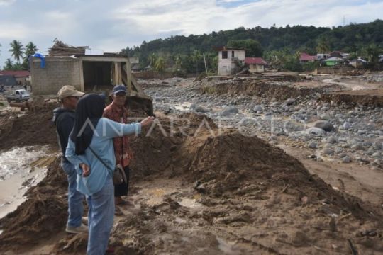 Aliran sungai berubah akibat banjir bandang di Padang