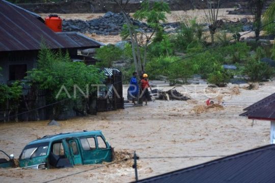 Air sungai kembali meluap di Batu Busuk Padang