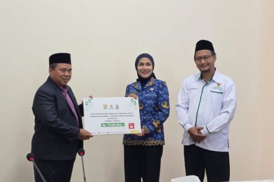 Bupati Kendal serahkan beasiswa kepada sepuluh mahasiswa UIN Walisongo