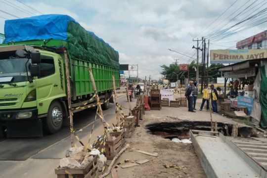 Polisi Banyuasin rekayasa lalu lintas respons jalan amblas di KM 13 Lintas Timur Sumatera