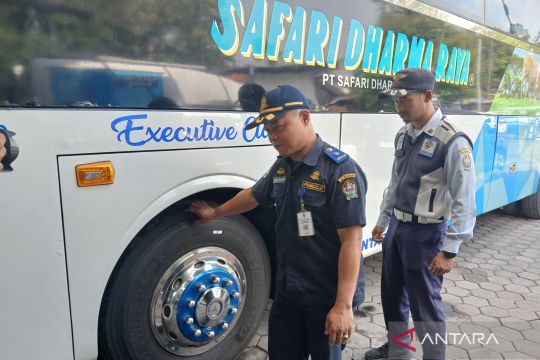 Tim gabungan Temanggung melakukan rampcheck kendaraan di garasi bus